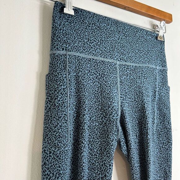 Athleta salutation textured tight in blue leopard print size S - Picture 6 of 9